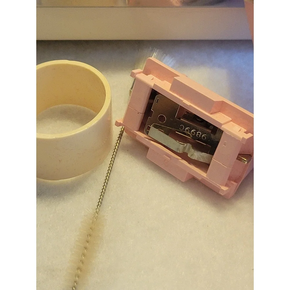 Vtg Lady Remington Electric Shaver MCM Grooming Kit Pink Gold - Untested no Cord